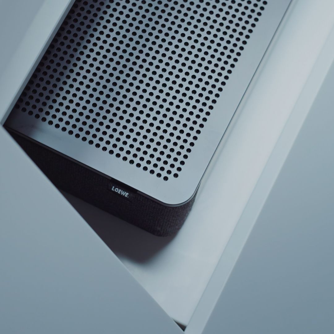 Exzellente Audio-Technolgie beim Loewe iconic TV. Die integrierte 3.1 Soundbar mit sieben nach vorne abstrahlenden Lautsprechern und zwei eingebauten Subwoofern sorgt mit einer Gesamtmusikleistung von 360 Watt für ein raumfüllendes, natürliches und imposantes Klangerlebnis. Heimkino in Perfektion.